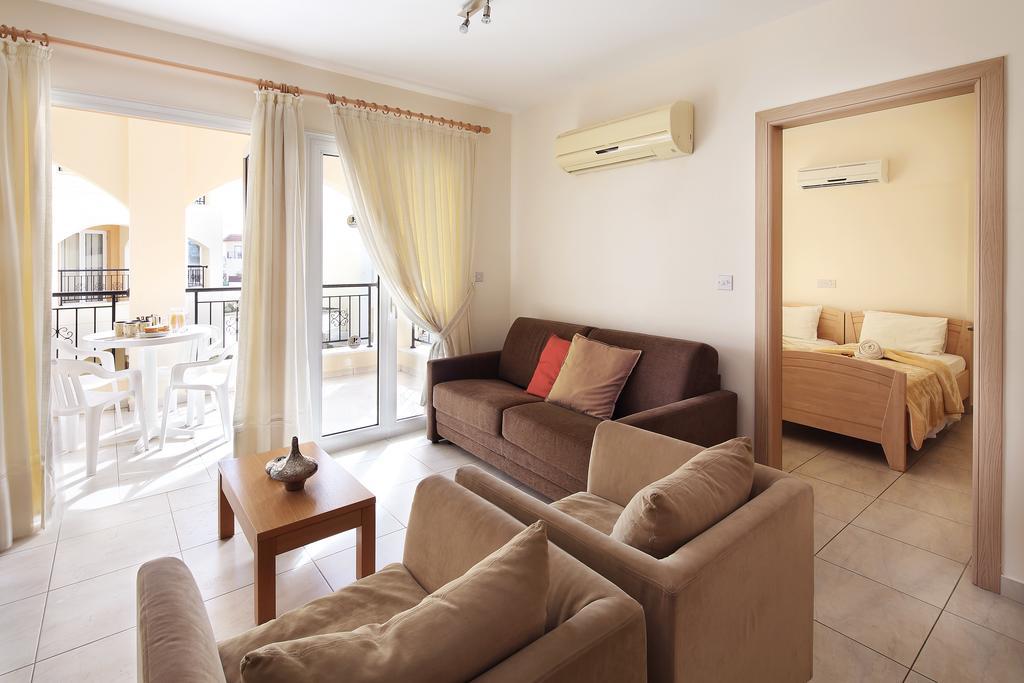 Adamou Gardens Apartamento Pafos Exterior foto