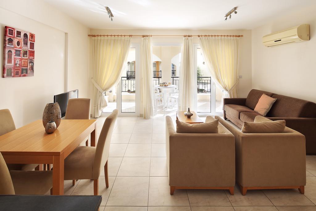 Adamou Gardens Apartamento Pafos Exterior foto